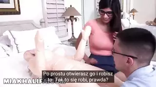 مدرسة ميا خليفة للجنس السحاقي: فعل فتاة مع فتاة لأول مرة