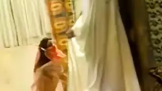 عاهرة عربية تأخذ شرج قاسي من قضيب عملاق