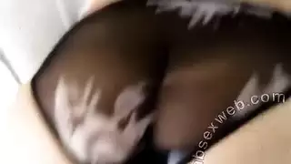 مراهقة عربية ساخنة تُداعب بالإصبع وتُمارس معها الجنس بقوة