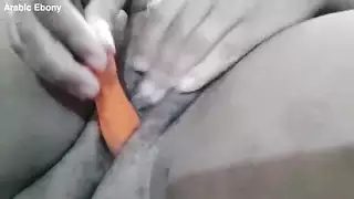 فتاة عربية سمراء تصل للنشوة بقوة باستخدام ألعاب جنسية ميكانيكية