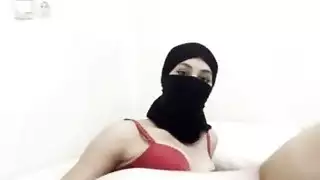 جميلة محجبة خجولة تلعب بفرجها وتجعله يتساقط