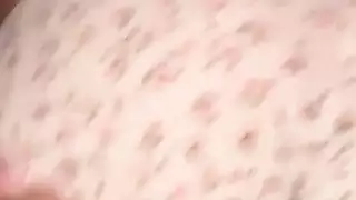 مشهد استمناء صريح لمحجبة: إدخال الأصابع في فتحتها الضيقة