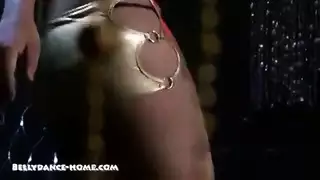 مراهقة عربية ساخنة تئن بصوت عالٍ وهي تأخذ قضيبًا سميكًا بعمق