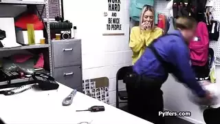 مشهد إباحي: شقراء تدفع ثمن الغداء بعلاقة وجهية مكثفة