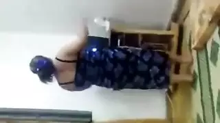 فتاة عربية ترقص على مؤخرتها الكبيرة