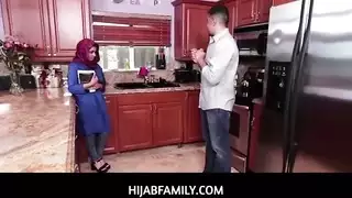 عاهرة عربية ساخنة آدا سانشيز تتمدد بقضيب ضخم