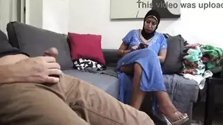 الأم تجبار انته على النوم مع الاخ