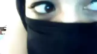 عراقية تعرض وترقص