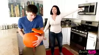 قصص سكس محارم ام وصديقتها تنيك ابنها بعد الغداء احلى سكس محارم