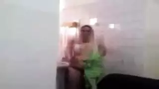 بنت تلعب ف كسهاوتصرخ