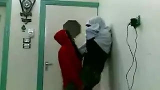 تفاوض على الصفقة: عاهرات محجبات يبعن أجسادهن مقابل النقود