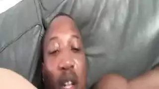 الجميلة الشاحبة تمدد طيزها الكبيرة بزبور سوداء عملاقة